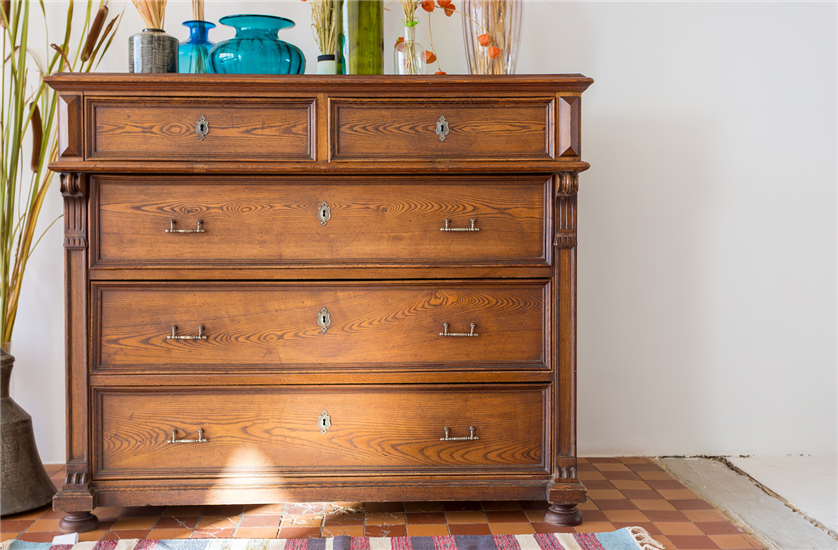 Antique wooden chest of drawers